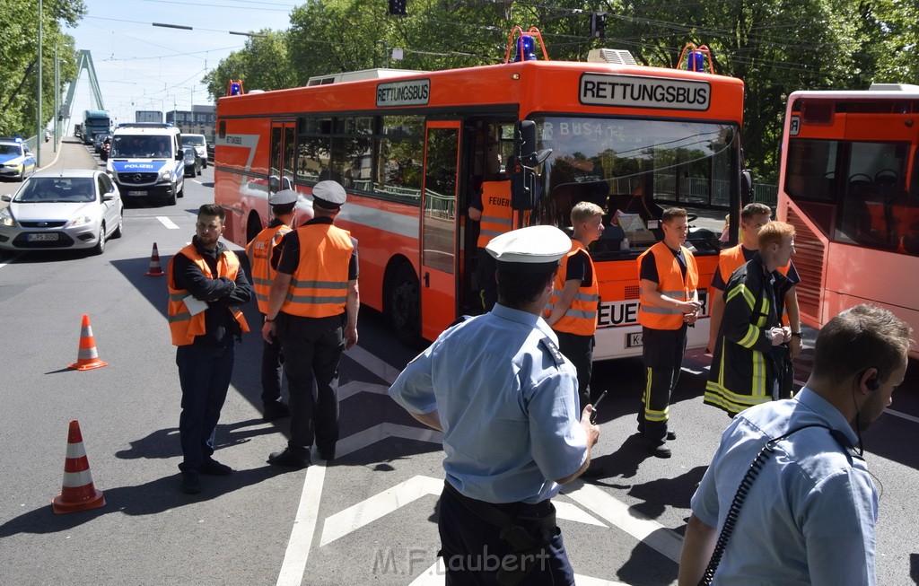 VU Schulbus Taxi Severinsbruecke Rich Innenstadt P04.JPG - Miklos Laubert